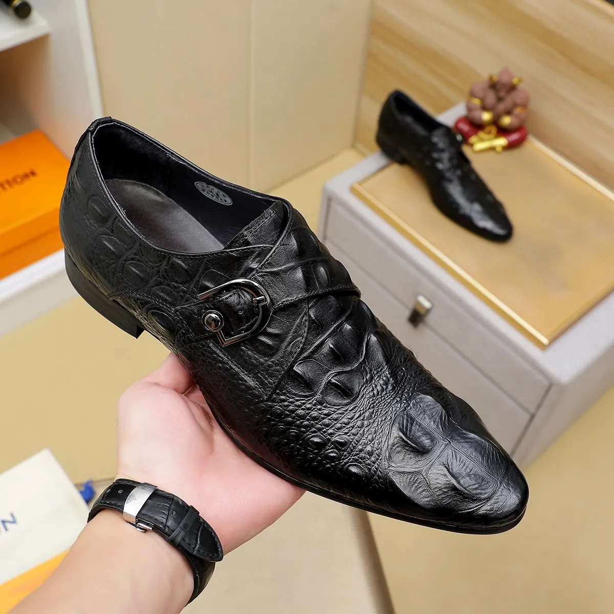 Men's shoes 💰560 💰 Louis Vuitton LV ® Autumn and Winter 🆕 models 🔛Full shoe counter First layer cowhide, 🐂Leather lined casual shoes for men, super soft outsole, a must-have for driving. Counter synchronization Original first layer cowhide Completely 1:1 mold customization 🌹Top version, 2 colors available! Number: 38-45 (37.46. Customized)